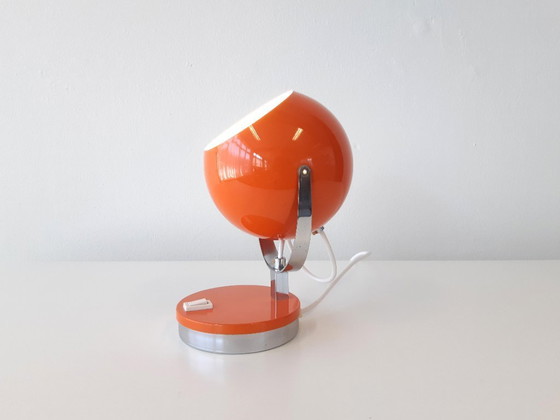 Image 1 of Vintage grafisch oranje metalen eyeball tafellampje, space age lampjeVintage grafisch oranje metalen eyeball tafellampje, space 