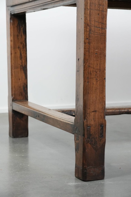 Image 1 of Table de salle à manger de ferme française ancienne et robuste, avec trois tiroirs, datant du XVIIIe siècle.