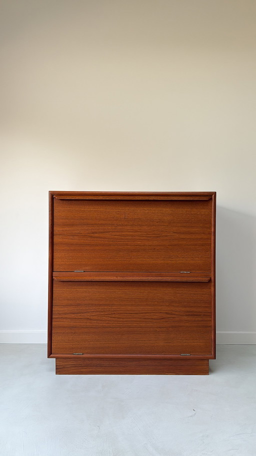 Armario danés antiguo de madera de teca con puertas