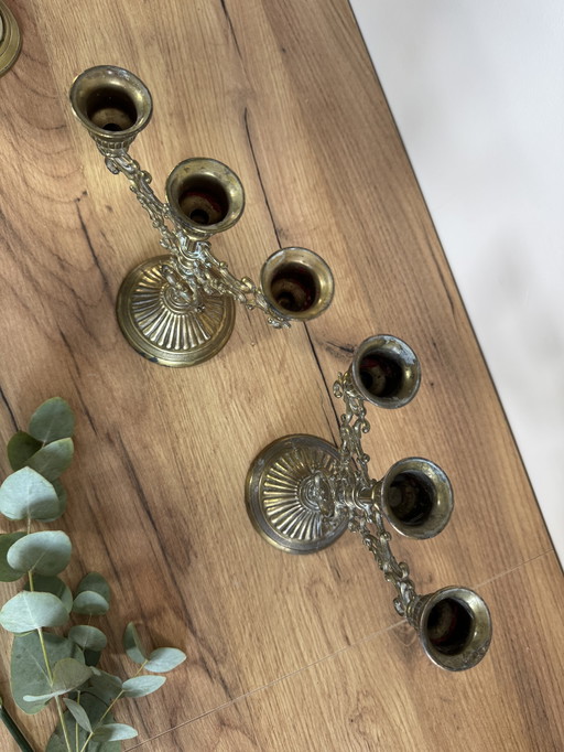 Een paar messing kandelaars