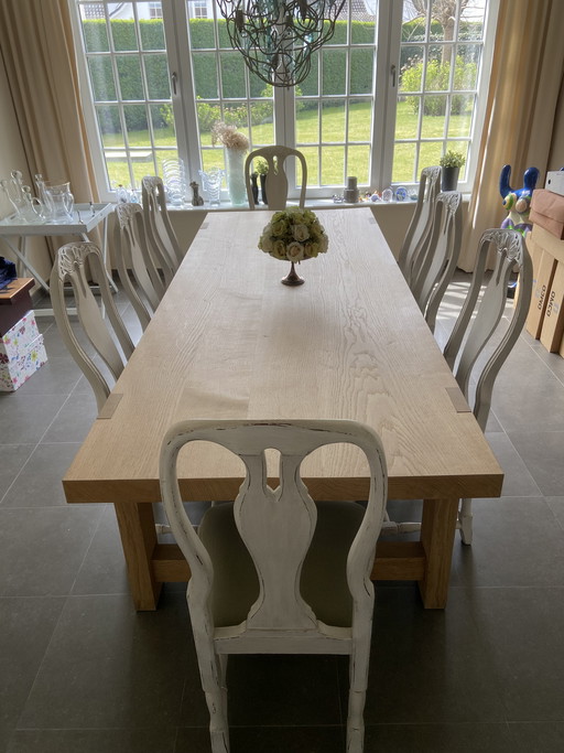 Robusto tavolo da pranzo con 8 sedie in stile rococò