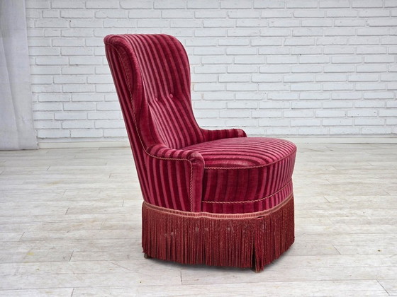 Image 1 of Fauteuil danois des années 1960, revêtement d'origine en velours rouge rayé.