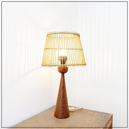 Lampe de table en bois en forme de quille avec abat-jour en bambou, années 1960