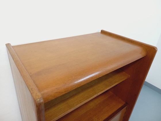 Image 1 of Meuble bibliothèque de rangement vintage René Gabriel style scandinave en bois de chêne des années 50