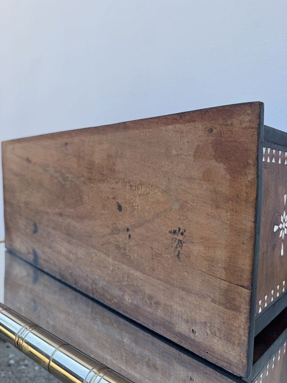 Image 1 of Antico baule orientale con intarsi in madreperla