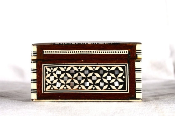 Image 1 of Boîte à bijoux en mosaïque incrustée de nacre du Proche-Orient (Égypte), 14x9cm