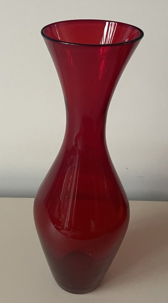 Image 1 of Reijmyre Glasbruk - vintage robijnrode vaas ontwerp Monica Bratt