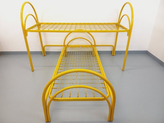 Image 1 of Twee vintage Italiaanse Maretto Marflex stapelbedden van geel metaal uit de jaren 80.