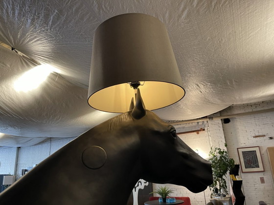 Moooi Horse Lamp – Zwart glasvezel | Front – Vloerlampen, Fiberglass, Polyester (photo 4 of 9)