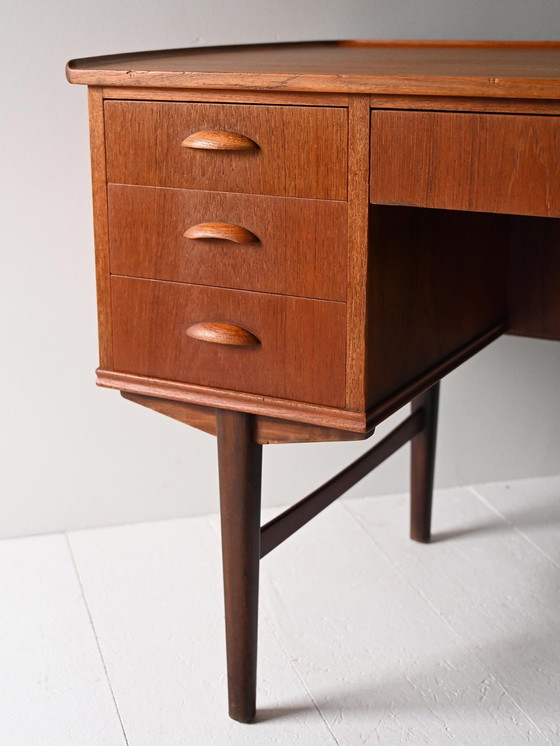 Image 1 of Bureau vintage danois en teck avec étagère