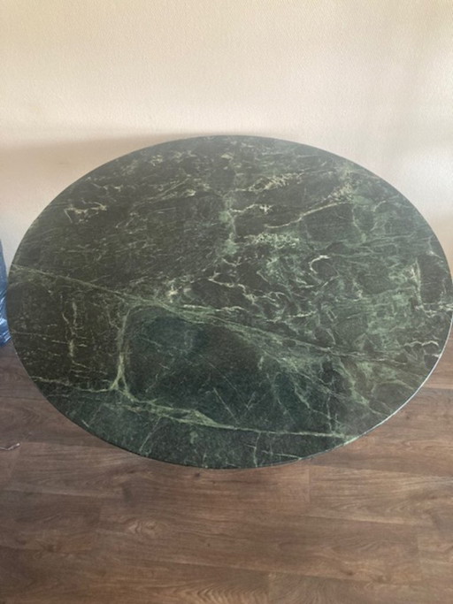 Beautiful black and green veined marble 1980s Italian round dining table.