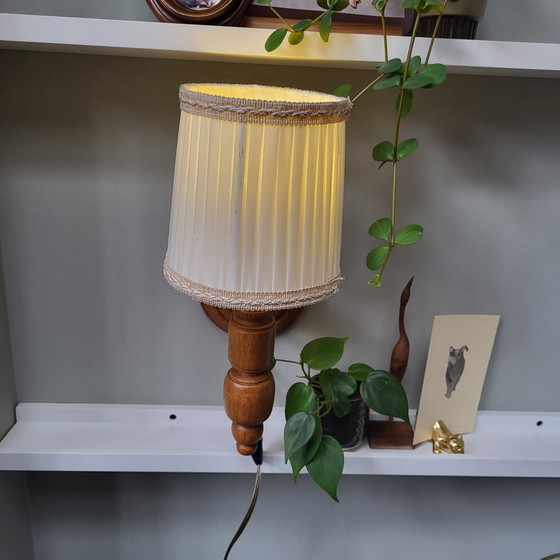 Image 1 of Lampada da parete vintage in legno con paralume in tessuto - 35 cm