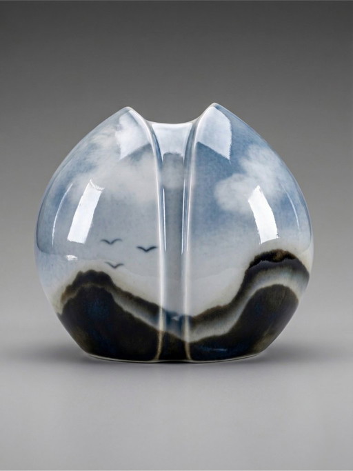 Virebent porcelain vase – stylized landscape decoration – organic design – Made in France – 18 cm