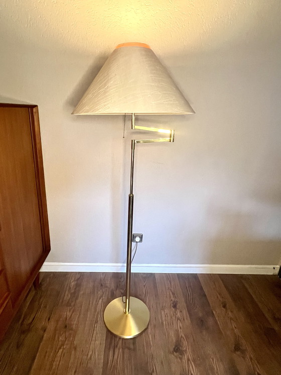 Image 1 of GKS - Gebrüder Knappstein Leuchten - Mid Century Lampadaire En Laiton Avec Bras Pivotant, Abat-jour Beige Allemagne, Années 1960