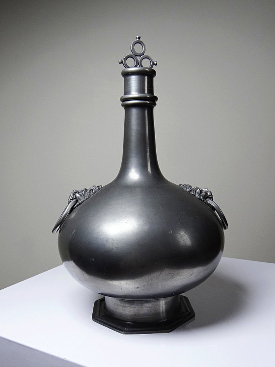 Image 1 of Decoratieve fles, tin, Italië, Peltro, versierd met een leeuwenkop, jaren 1960-1980
