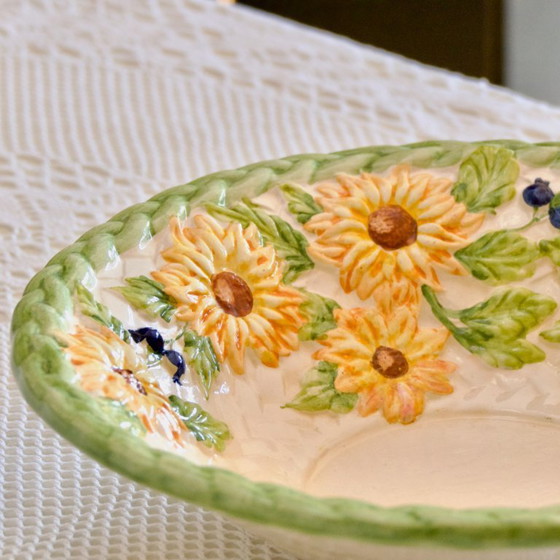 Image 1 of Grote vintage saladeschaal van aardewerk in zonnebloemkleur, handbeschilderd.