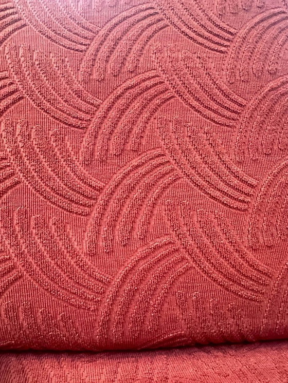 Image 1 of Fauteuil cocktail/lounge vintage avec accoudoirs en noyer et revêtement en tissu rouge d'origine. Un classique des années 19