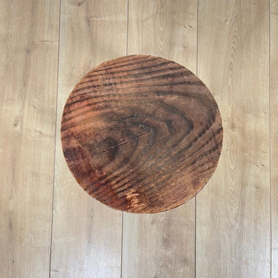 Image 1 of Klein, brutalistisch driepootkrukje van massief hout.