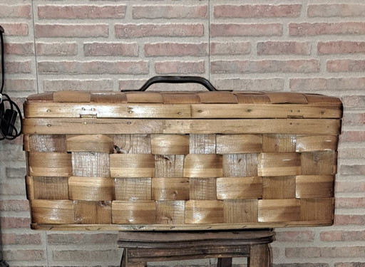 Caja de madera trenzada vintage