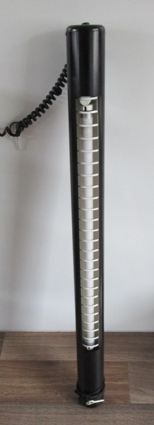 Lampada a tubo perfettamente funzionante.