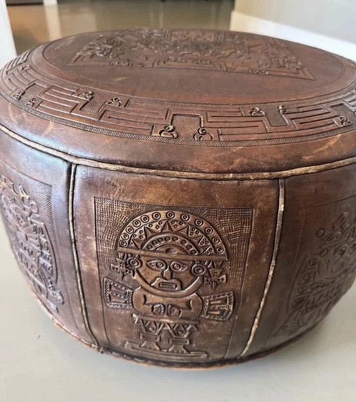 Pouf ethnique vintage en cuir de harnais avec relief inspiré de l'époque maya