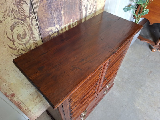 Image 1 of Cassettiera in teak, pensile a muro, dimensioni: 90x38 cm, altezza 100 cm.