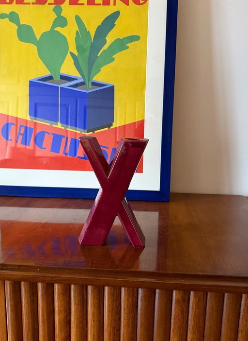 Jarrón de cerámica solifleur en forma de letra X roja de la era espacial, Marcel Radureau Francia ca. 1970