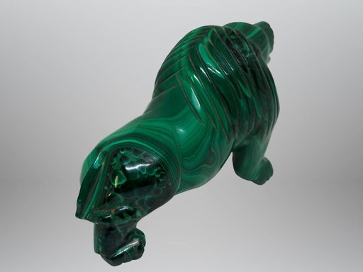 Lion statue carved and polished in malachite, 115 mm in diameter and weighing 540 grams