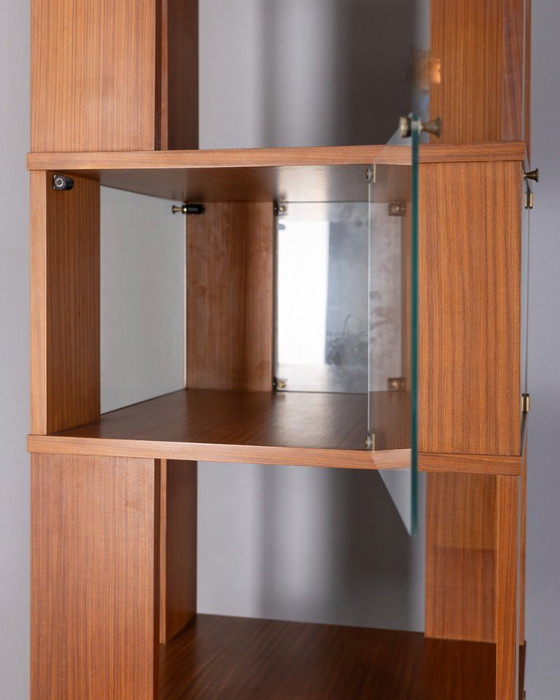 Image 1 of GROTE VINTAGE ITALIAANSE ONTWERP HOUTEN CENTRALE DRAAIBARE BOEKENKAST UIT DE JAREN 60