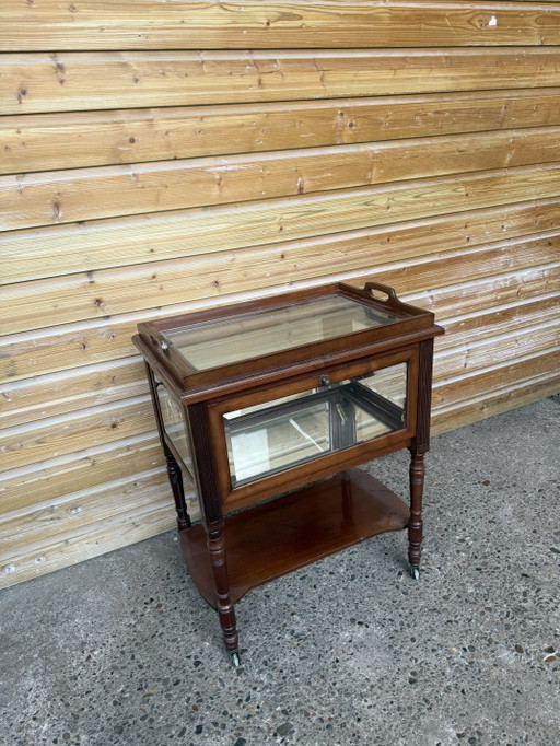 Vintage theekastje met geslepen glas
