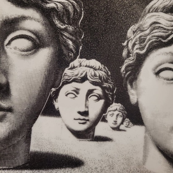 Image 1 of Paar porseleinen borden “Tema e Variazioni 223 en 205”, Fornasetti Milano, s. XX – Italië