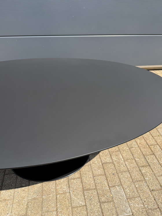 Image 1 of Mesa de comedor ovalada Knoll Tulip de 198 o 244 cm, laminada Feniks negra, Eero Saarinen