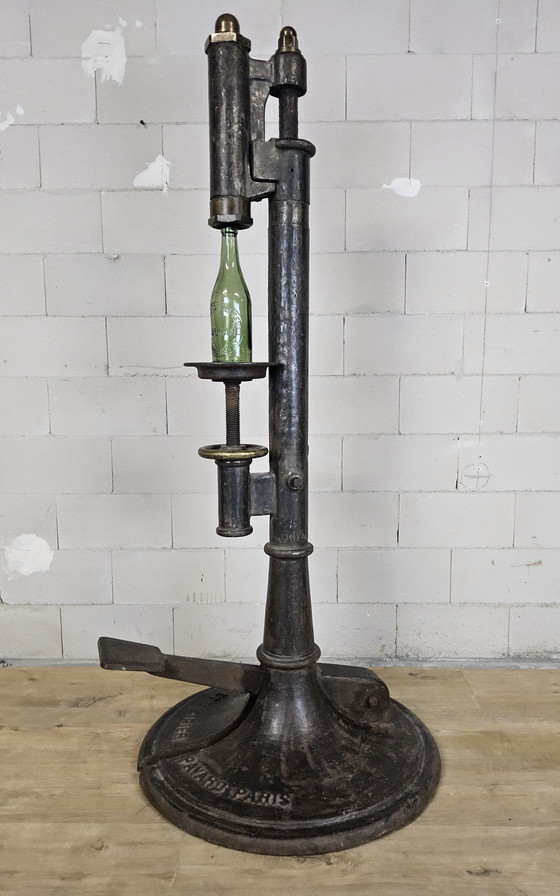 Image 1 of Machine à bouchonner les bouteilles Cirier Pavard Paris en fer forgé ancien / presse à bouchonner / presse à embouteiller