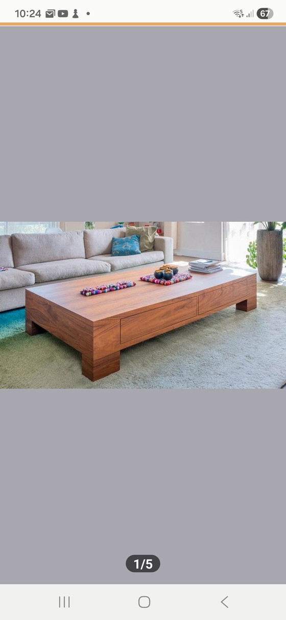 Image 1 of Table basse au design unique.