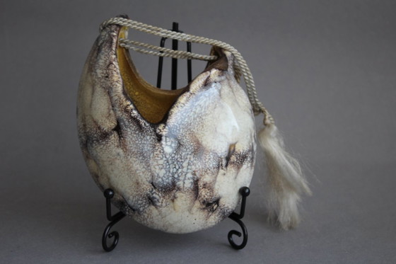 Image 1 of Decoratieve vintage keramische wandvaas met gespikkelde glazuurlaag.