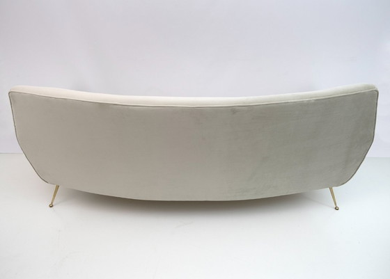 Image 1 of Gigi Radice Mid-Century Modern Italiaanse fluwelen gebogen bank voor Minotti, jaren 50