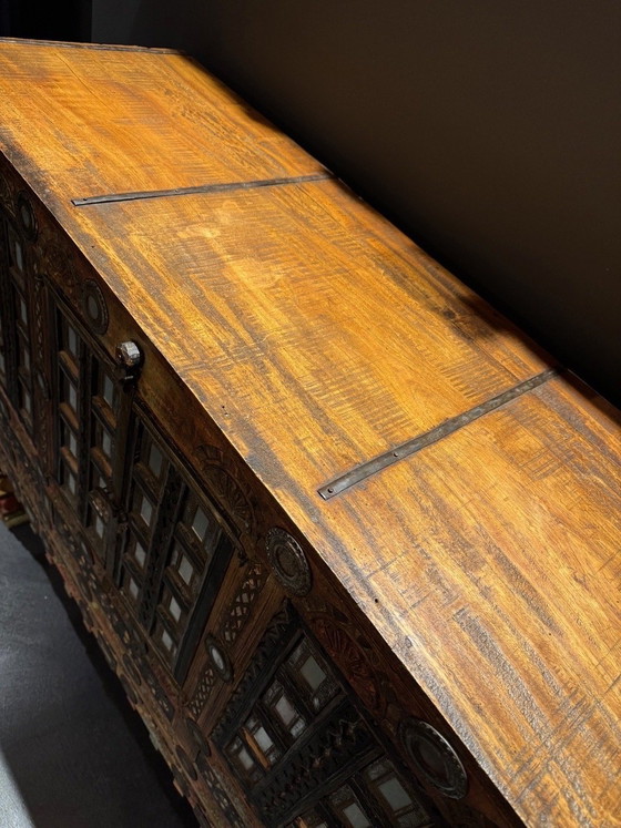 Image 1 of Antiker Hochzeitsschrank aus Rajasthan (Indien) – handgeschnitzter Barschrank mit Spiegeln