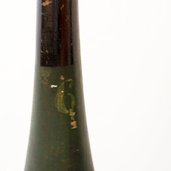 Image 1 of Paar große hölzerne Übungskeulen auf Sockel - Anfang 20.