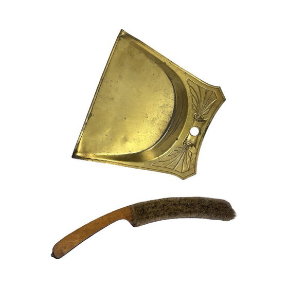Image 1 of Ensemble ramasse-miettes vintage Art Déco en laiton (ramasse-miettes et brosse), années 1920.