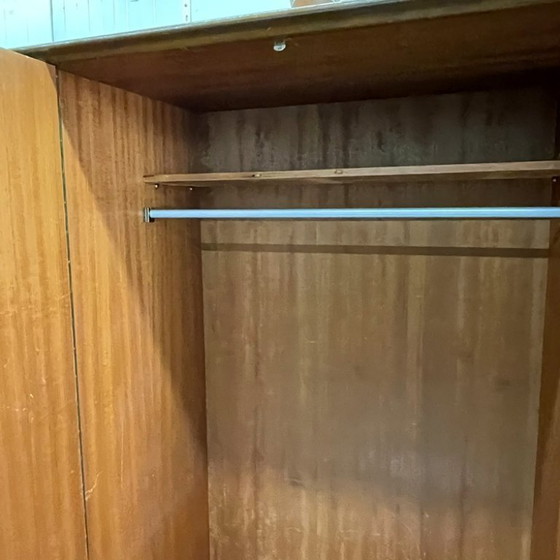 Image 1 of Armadio vintage anni Sessanta a 4 ante in stile metà secolo, con ampi spazi per appendere i vestiti e ripiani.