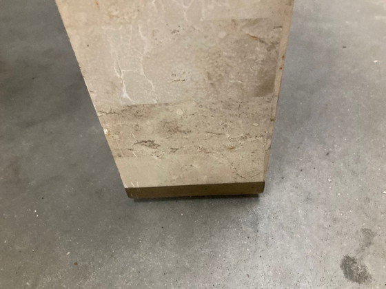 Image 1 of Marmeren salontafel uit de jaren '80, met mozaïekpatroon, gebroken wit en zalmkleur met messing accenten.