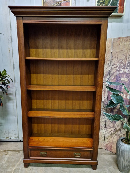 Klassisches englisches Bücherregal mit den Maßen 100x28cm und 199cm Höhe.
