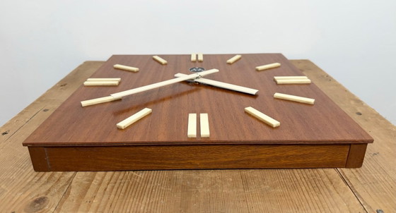 Image 1 of Orologio da parete vintage in legno marrone di Pragotron, anni '80