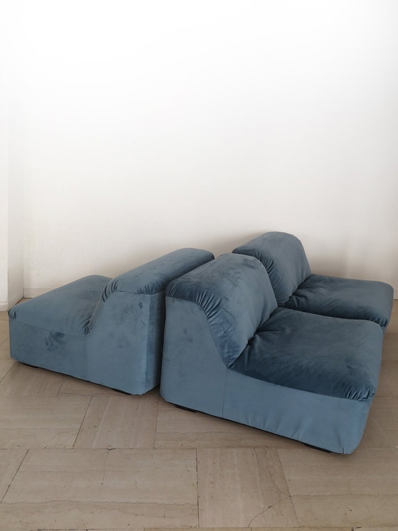 Fauteuils en velours bleu, Italie, années 70, lot de 3 – Plastique (photo 5 of 12)