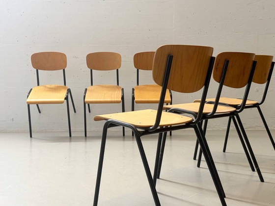 Image 1 of 6 stapelbare studiostoelen met zwart gelakt stalen frame, jaren 90