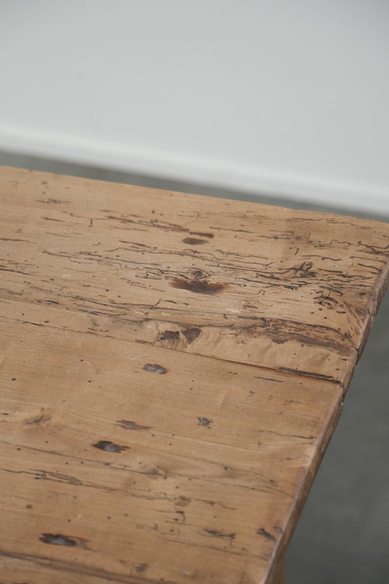 Image 1 of Wunderschöner antiker Esstisch aus Kiefernholz im Landhausstil für 6 bis 8 Personen in einer schönen hellen Farbe.