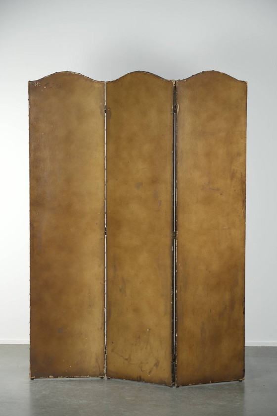 Image 1 of Prachtige antieke Engelse rode lederen met de hand beschilderde Chinoiserie roomdevider/ kamerscherm met florale motieven