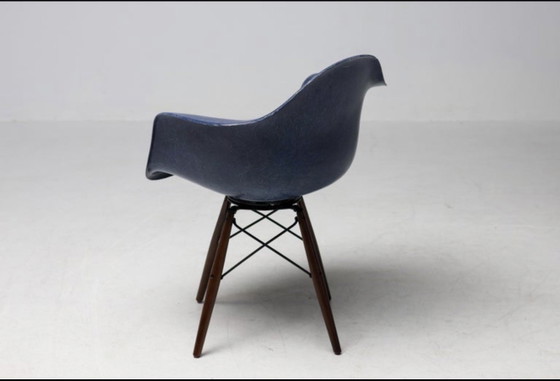 Sillón Eames de Herman Miller – Azul índigo y nogal – Sillas de comedor, Wood (photo 5 of 10)