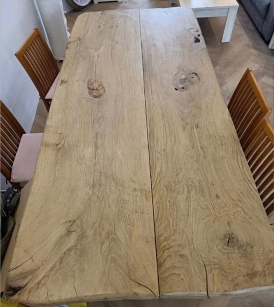 Image 1 of Mesa de roble macizo con base de acero.