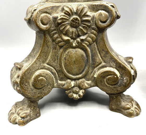 Image 1 of Set di due antichi candelieri in ottone o bronzo | Portacandele religiosi con motivi di santi | XIX/XX secolo
